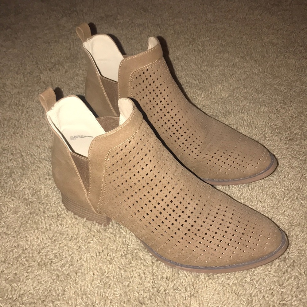Woman’s NEW Brown Ankled Booties
